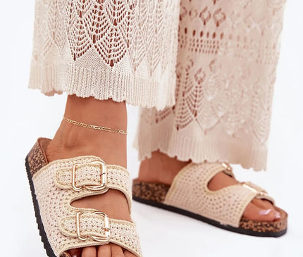 Sandales tissées inspirées de l'artisanat brésilien avec motif en crochet, semelle en liège et boucles dorées, parfaites pour un style bohème moderne rappelant les plages du Brésil.