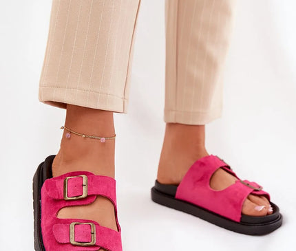 Sandales à double boucle rose inspirées du style brésilien, combinant confort et élégance. Design minimaliste et sophistiqué avec semelle noire et détails évoquant l'artisanat du Brésil. Parfaites pour un look moderne et décontracté, adaptées aux plages et aux moments de détente.