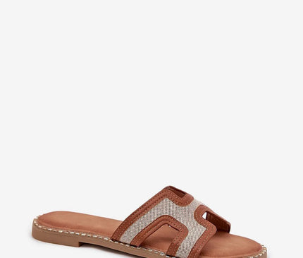 Sabots pour femmes en cuir écologique et textile, design décontracté avec décoration dorée sur la semelle, talon plat de 1.5 cm, confortables pour un usage quotidien, idéaux pour des tenues estivales et décontractées.