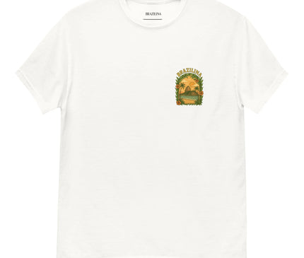T-shirt blanc avec un motif inspiré du Brésil représentant des palmiers, un coucher de soleil et une ambiance tropicale sur la poitrine. Design évoquant la chaleur et l'énergie vibrante des paysages naturels et de la culture brésilienne. Idéal pour un style unique axé sur la joie de vivre brésilienne.
