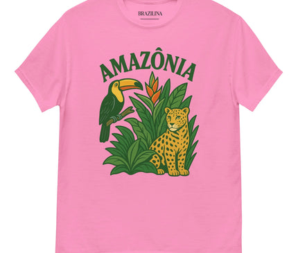 T-shirt rose avec un design inspiré de l'Amazonie, mettant en avant un toucan et un jaguar entourés de feuillage exotique, avec le mot 'Amazônia' en vert. Un hommage à la faune, la flore et la biodiversité brésilienne.