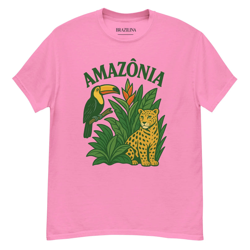 T-shirt rose avec un design inspiré de l'Amazonie, mettant en avant un toucan et un jaguar entourés de feuillage exotique, avec le mot 'Amazônia' en vert. Un hommage à la faune, la flore et la biodiversité brésilienne.
