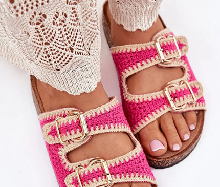 Sandales artisanales brésiliennes avec finitions crochetées en rose et beige, ornées de boucles dorées, inspirées des traditions locales, parfaites pour un style décontracté et estival.