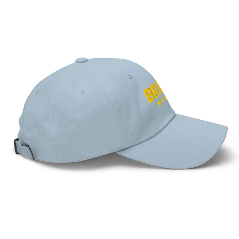 Casquette bleue au design brésilien avec broderie jaune 'BRASIL' et étoiles, célébrant les victoires sportives et l'esprit national du Brésil. Accessoire élégant et décontracté reflétant la culture brésilienne et sa passion pour le football.