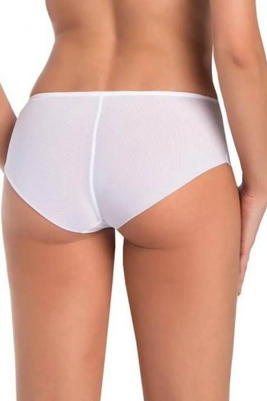 Sous-vêtement brésilien élégant en dentelle pour femme, inspiré par les plages tropicales du Brésil, avec un design blanc ajusté et confortable qui allie sensualité et raffinement.