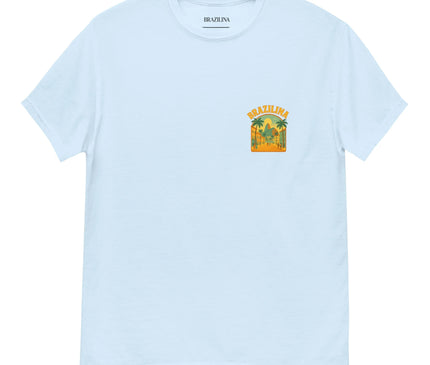 T-shirt blanc inspiré du Brésil avec un design tropical sur la poitrine représentant des palmiers, une plage et l'inscription 'Brazilina', évoquant les paysages ensoleillés et l'ambiance festive brésilienne. Parfait pour un style décontracté et vibrant.