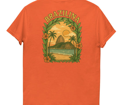 T-shirt orange au style brésilien avec un motif illustrant des palmiers, un coucher de soleil, une plage et des montagnes tropicales. Le design encadré par des feuilles vertes et des fleurs exotiques, affiche le texte 'Brazilina', évoquant l'énergie et la richesse culturelle du Brésil.