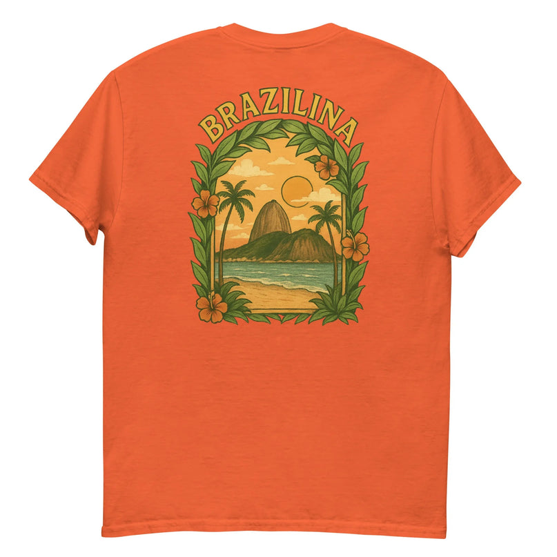 T-shirt orange au style brésilien avec un motif illustrant des palmiers, un coucher de soleil, une plage et des montagnes tropicales. Le design encadré par des feuilles vertes et des fleurs exotiques, affiche le texte 'Brazilina', évoquant l'énergie et la richesse culturelle du Brésil.