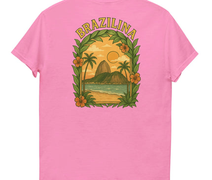 T-shirt rose avec un visuel vibrant inspiré de la culture brésilienne, représentant un coucher de soleil tropical, des palmiers, des fleurs exotiques et des montagnes emblématiques, accompagné du texte ‘Brazilina’. Parfait pour transmettre l'esprit chaleureux et la joie de vivre du Brésil.