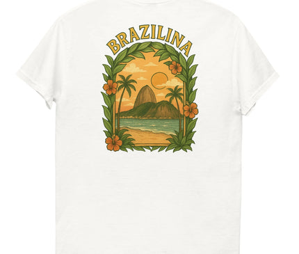 T-shirt blanc avec un design inspiré du Brésil, représentant un paysage tropical comprenant des palmiers, un coucher de soleil, une plage et des montagnes. Le mot 'Brazilina' est inscrit en haut du motif, entouré de feuilles vertes et de fleurs orange. Idéal pour refléter l'énergie vibrante et la culture brésilienne.
