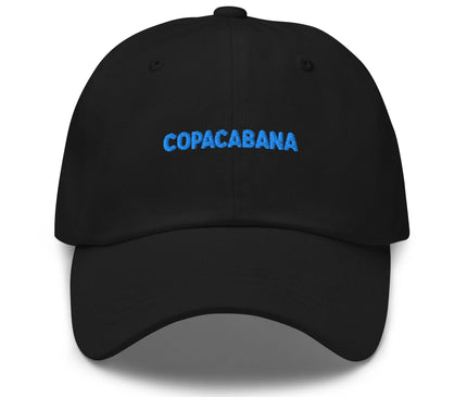 Casquette noire style Copacabana avec texte brodé bleu, inspirée de l'énergie décontractée et festive des plages emblématiques du Brésil, notamment Rio de Janeiro. Accessoire élégant évoquant un esprit tropical et vibrant.