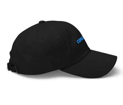 Casquette noire inspirée de l'énergie de Copacabana, avec un style décontracté et festif typique de Rio de Janeiro. Accessoire élégant arborant une inscription bleue « Copacabana », parfait pour un look tropical et intemporel, évoquant la plage, la détente et le mode de vie brésilien.
