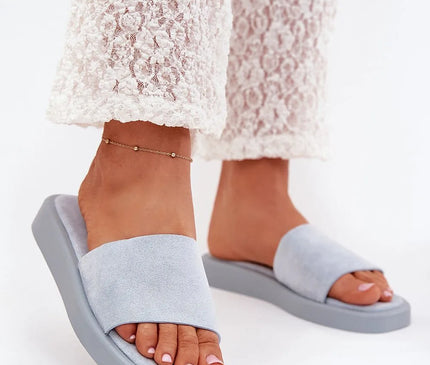 Sandales élégantes et décontractées inspirées de l'esprit brésilien, avec une lanière en tissu doux bleu clair et une semelle confortable, idéales pour un style léger et tropical adapté aux paysages ensoleillés, comme les plages de Rio.