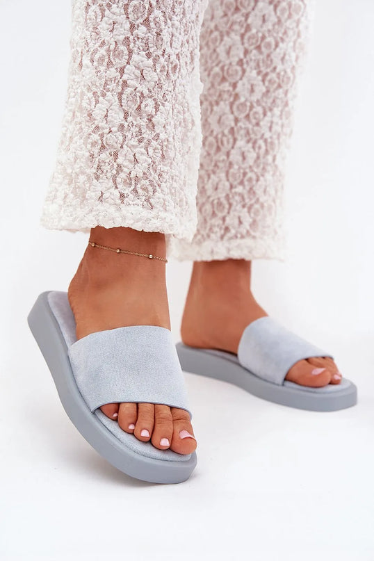 Sandales élégantes et décontractées inspirées de l'esprit brésilien, avec une lanière en tissu doux bleu clair et une semelle confortable, idéales pour un style léger et tropical adapté aux paysages ensoleillés, comme les plages de Rio.