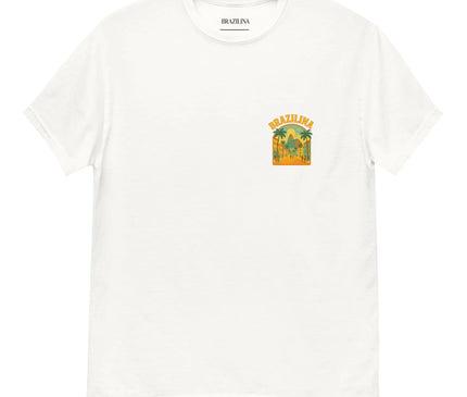 T-shirt blanc avec un design tropical représentant des palmiers et un coucher de soleil, accompagné du texte 'Brazilina'. Ce vêtement incarne l'esprit brésilien avec des références visuelles aux plages et aux paysages tropicaux emblématiques du Brésil, parfait pour un style décontracté et chaleureux.