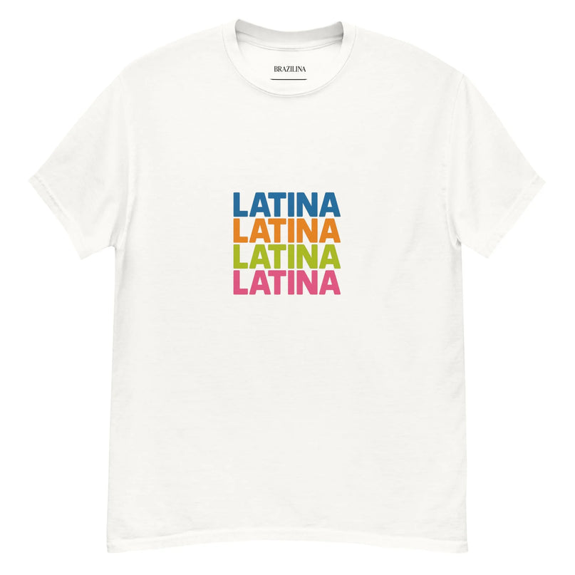 T-shirt blanc unisexe avec l'inscription colorée 'LATINA' répétée quatre fois en bleu, orange, vert et rose, célébrant la culture et l'identité latine avec un design vibrant inspiré de l'énergie et de la richesse culturelle brésilienne.