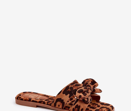Sandales brésiliennes élégantes pour femme avec imprimé animal léopard, nœud décoratif et design tropical rappelant les plages de Copacabana. Style décontracté et raffiné, parfait pour les soirées estivales et les looks inspirés de la mode brésilienne.