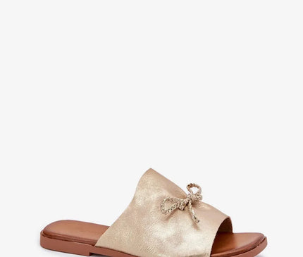 Sandales pour femmes en simili-cuir beige doré, à talon plat de 1 cm, ornées d’un nœud décoratif subtil sur le dessus, idéales pour un look élégant et confortable durant les journées chaudes, assorties aux robes et pantalons en tissu.