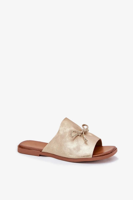 Sandales pour femmes en simili-cuir beige doré, à talon plat de 1 cm, ornées d’un nœud décoratif subtil sur le dessus, idéales pour un look élégant et confortable durant les journées chaudes, assorties aux robes et pantalons en tissu.