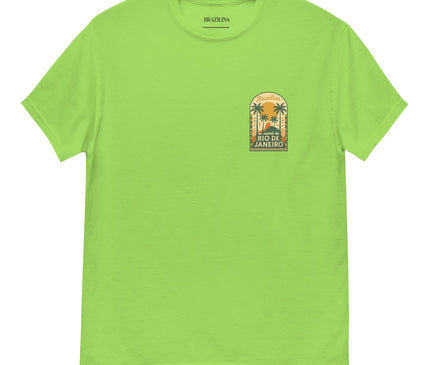 T-shirt vert inspiré de Rio de Janeiro, mettant en avant un design tropical avec des palmiers et un motif évoquant les plages et l'ambiance festive du Brésil. Style décontracté, célébrant la nature luxuriante et les paysages paradisiaques emblématiques de cette destination.