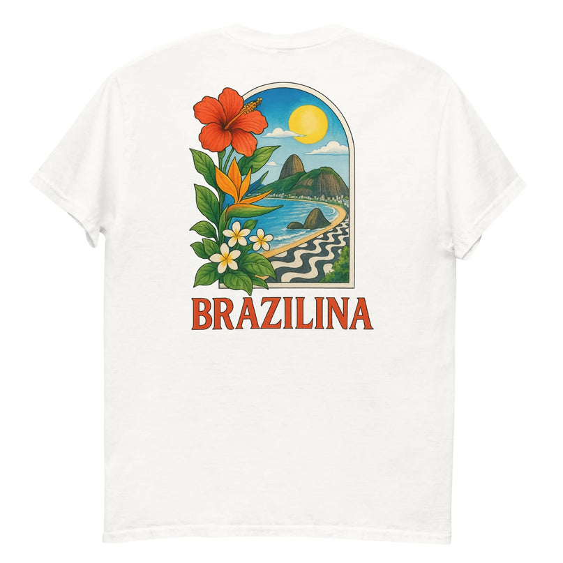 T-shirt blanc avec un design vibrant représentant l'essence du Brésil, incluant des fleurs tropicales comme l'hibiscus rouge et l'oiseau de paradis, une plage iconique avec un motif en pavés noirs et blancs, des montagnes et un ciel ensoleillé. Le mot 'Brazilina' est inscrit en orange vif sous l'illustration.