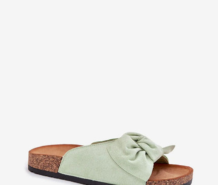 Sandales inspirées du style brésilien avec une semelle en liège, un nœud décoratif sur la bride en tissu vert pastel, évoquant un design tropical et décontracté, parfaites pour la plage ou une soirée élégante.