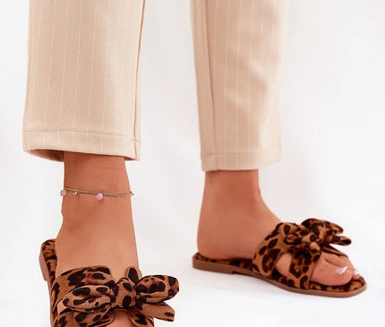 Sandales à motif léopard avec nœud décoratif, inspirées du style tropical brésilien, associées à un look raffiné et décontracté. Idéal pour les soirées d'été ou les ambiances festives, rappelant l'élégance et l'énergie chaleureuse de Copacabana.