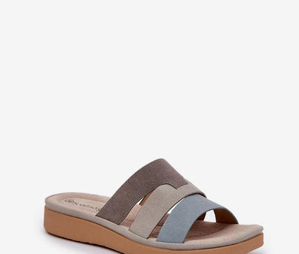 Sandales stylées et confortables inspirées de la mode brésilienne, avec des bandes entrelacées en beige, marron et bleu, semelle marron clair, évoquant l'esprit décontracté et élégant des plages de Rio et des soirées animées. Idéales pour l'été et les explorations urbaines.