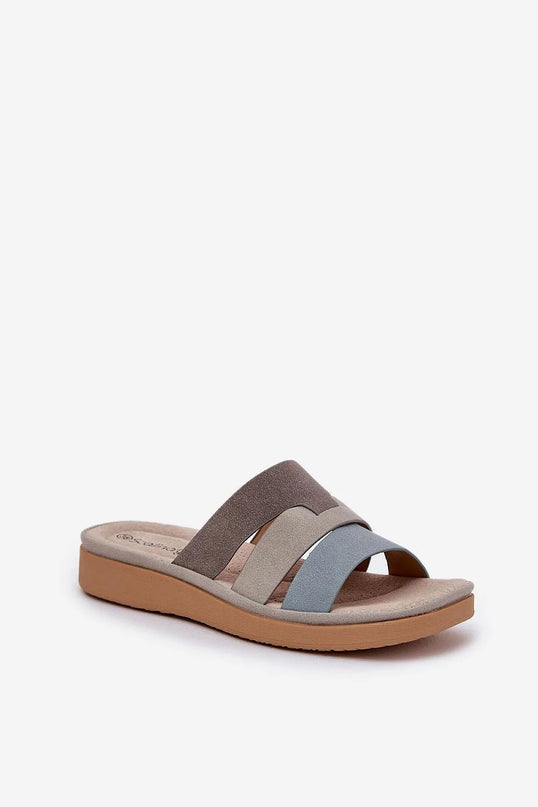 Sandales stylées et confortables inspirées de la mode brésilienne, avec des bandes entrelacées en beige, marron et bleu, semelle marron clair, évoquant l'esprit décontracté et élégant des plages de Rio et des soirées animées. Idéales pour l'été et les explorations urbaines.
