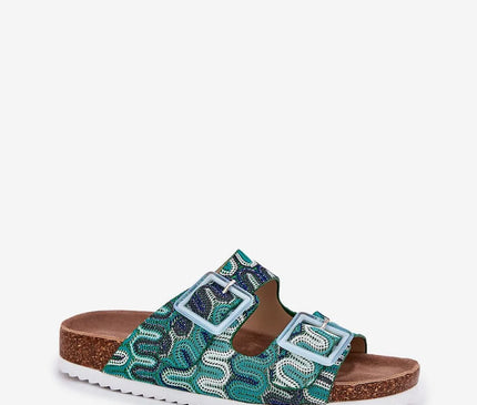 Sandales d'inspiration brésilienne avec semelle en liège, brides réglables à motifs colorés bleus et verts, détail évoquant l'artisanat et la créativité du Brésil.