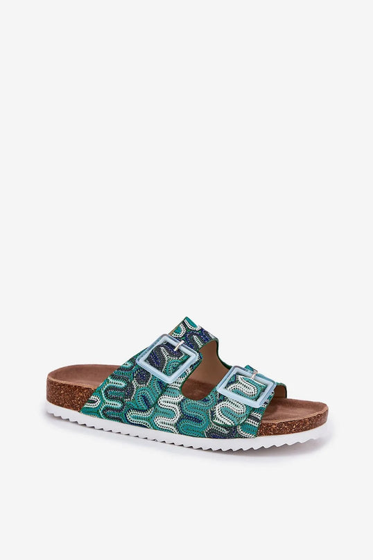 Sandales d'inspiration brésilienne avec semelle en liège, brides réglables à motifs colorés bleus et verts, détail évoquant l'artisanat et la créativité du Brésil.