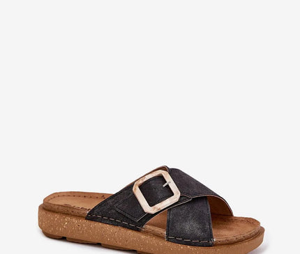 Sabots pour femmes de la marque INBLU en cuir écologique noir, avec une boucle décorative sur une sangle réglable. Montés sur une plateforme de 3,5 cm, dotés d'une semelle intérieure anatomique en cuir suédé naturel pour un confort optimal et d'une semelle extérieure en polyuréthane léger et élastique. Idéal pour le confort et le style.