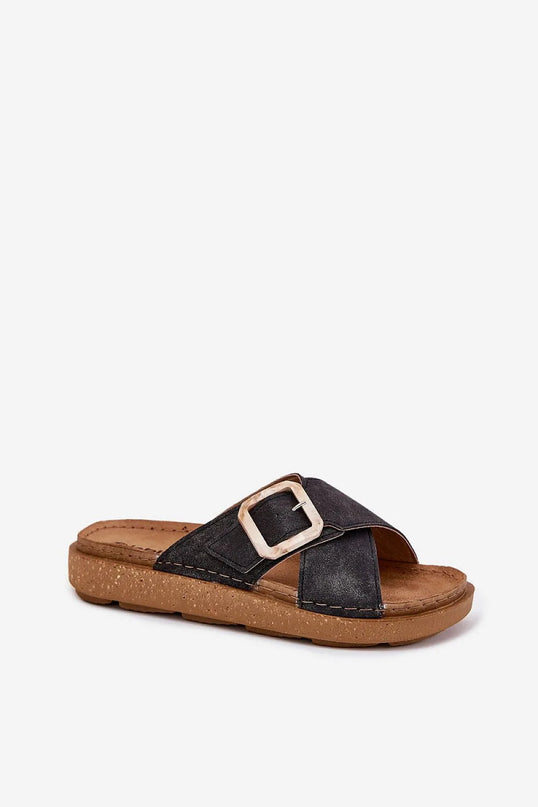 Sabots pour femmes de la marque INBLU en cuir écologique noir, avec une boucle décorative sur une sangle réglable. Montés sur une plateforme de 3,5 cm, dotés d'une semelle intérieure anatomique en cuir suédé naturel pour un confort optimal et d'une semelle extérieure en polyuréthane léger et élastique. Idéal pour le confort et le style.