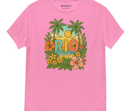 T-shirt rose avec un motif tropical vibrant comprenant des palmiers, des fleurs exotiques et un coucher de soleil accompagné du mot 'RIO' en lettres colorées, inspiré des paysages enchanteurs et de l'ambiance festive du Brésil.