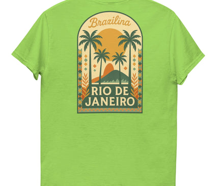 T-shirt vert vibrant avec un design inspiré de Rio de Janeiro, représentant des palmiers, un coucher de soleil tropical et la célèbre montagne du Pain de Sucre. Motif évoquant l'énergie festive et la nature luxuriante du Brésil, avec l'inscription 'Brazilina Rio de Janeiro'. Idéal pour un style détendu et tropical.