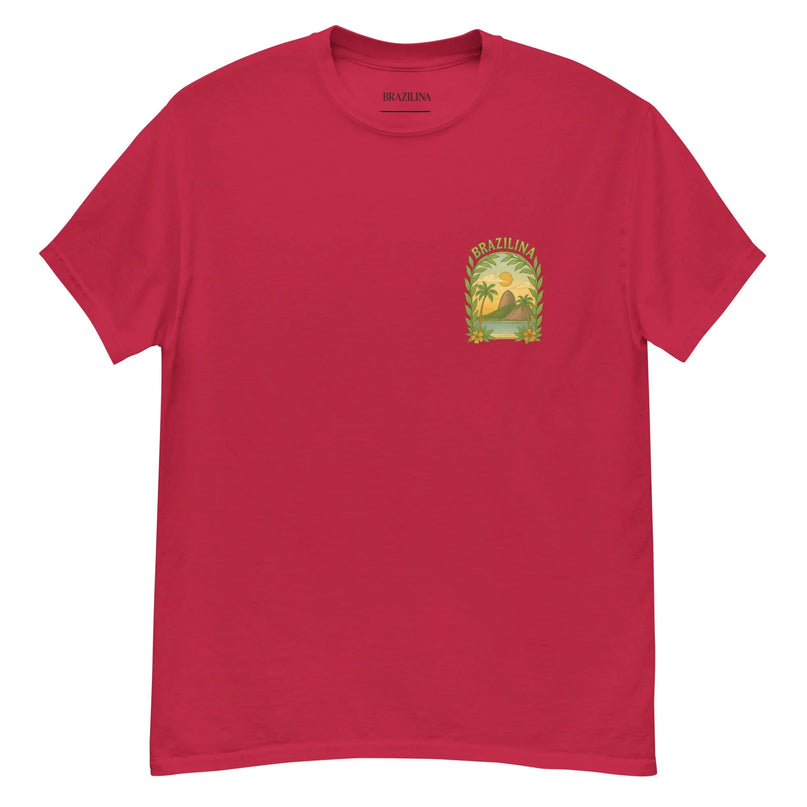 T-shirt rouge inspiré du Brésil avec un motif tropical sur la poitrine représentant un coucher de soleil, des palmiers, des feuilles luxuriantes et le texte 'Brazilina', évoquant la nature tropicale, l'énergie des plages et la beauté emblématique du Brésil.