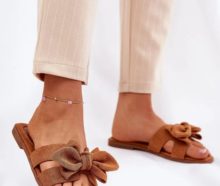 Sandales pour femmes en tissu, couleur marron, avec un nœud décoratif sur l'avant et un design à découpes croisées, montées sur un talon plat de 1 cm, parfaites pour un look estival avec robes, jupes ou shorts.