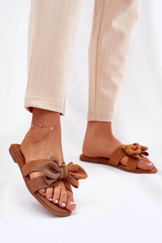 Sandales pour femmes en tissu, couleur marron, avec un nœud décoratif sur l'avant et un design à découpes croisées, montées sur un talon plat de 1 cm, parfaites pour un look estival avec robes, jupes ou shorts.