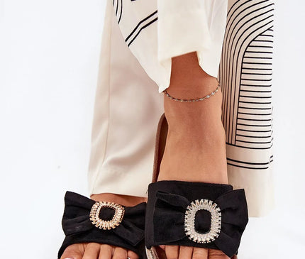 Sandales élégantes et décontractées d'inspiration brésilienne, ornées de détails raffinés, comme des boucles décoratives incrustées, et dotées d'une semelle compensée texturée. Idéales pour un style bohème chic, elles reflètent le charme artisanal et l'esprit tropical du Brésil.