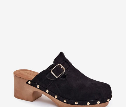 Sabots pour femmes en suédine écologique de couleur noire avec boucle dorée et clous décoratifs sur la semelle. Montés sur un talon bloc de 6 cm, ces chaussures offrent un style élégant et une touche de caractère rock, avec une semelle intérieure souple pour un confort optimal.