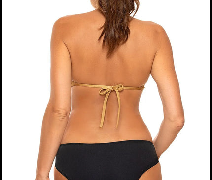 Vue arrière d'un maillot de bain inspiré du style brésilien, avec un design minimaliste, agrémenté d'un haut noué doré et d'un bas noir élégant. Ce modèle incarne l'énergie vibrante de Copacabana et l'esprit festif des plages de Rio, parfait pour mettre en valeur la silhouette avec raffinement.