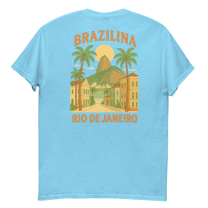 T-shirt bleu ciel avec design inspiré de Rio de Janeiro, mettant en avant des palmiers, des bâtiments typiques et le Pain de Sucre sous un soleil tropical, illustrant l'ambiance vibrante et ensoleillée du Brésil. Idéal pour un style décontracté et exotique.