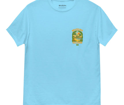 T-shirt bleu ciel avec un imprimé tropical représentant des palmiers, un coucher de soleil doré et des paysages typiques de Rio de Janeiro, capturant l'esprit vibrant, décontracté et ensoleillé du Brésil, idéal pour un style casual et exotique.