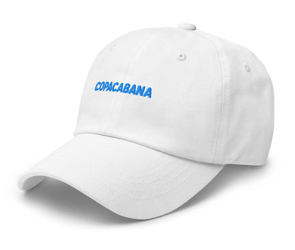 Casquette blanche avec inscription bleue 'Copacabana', inspirée de l'énergie décontractée et festive de la célèbre plage brésilienne. Accessoire élégant et tropical évoquant le style de vie emblématique de Rio de Janeiro.
