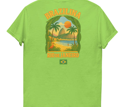 T-shirt vert vibrant avec un imprimé Rio de Janeiro évoquant les plages tropicales, le soleil couchant, les palmiers et un flamant rose. Une illustration inspirant l'esprit chaleureux et festif du Brésil, parfait pour les amateurs de paysages exotiques et de culture brésilienne.