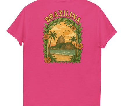 T-shirt rose vibrant avec un motif inspiré du Brésil, représentant des palmiers, un coucher de soleil, des montagnes emblématiques et des fleurs tropicales. Le design évoque l'énergie chaleureuse et la nature luxuriante du paysage brésilien, avec le mot 'Brazilina' en haut, parfait pour refléter la culture et l'esprit brésiliens.