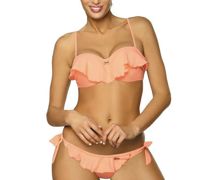 Bikini inspiré de la plage brésilienne, de couleur corail, avec un haut à volants élégants et des liens sur les côtés pour un ajustement parfait. Ce modèle reflète l'esprit festif et insouciant du Brésil, idéal pour rayonner sur les plages ou à la piscine.