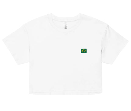 T-shirt blanc court pour femme avec un drapeau brodé du Brésil, représentant l'esprit vibrant, les traditions et la culture chaleureuse brésilienne, idéal pour un style décontracté et élégant inspiré par l'énergie tropicale.