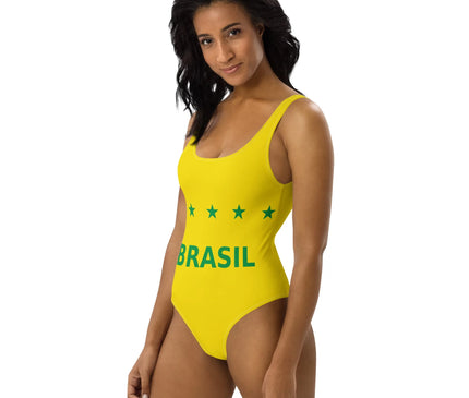 Maillot de bain une pièce jaune pour femme avec une inscription 'Brasil' et cinq étoiles vertes, inspiré de l'esprit festif et de la culture vibrante du Brésil, idéal pour les plages ensoleillées.