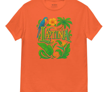 T-shirt orange inspiré du Brésil avec un design tropical mettant en avant un perroquet coloré, des feuilles luxuriantes, une fleur tropicale et un palmier, accompagné du texte 'Latina' dans un style vibrant, célébrant la biodiversité et la culture brésiliennes.